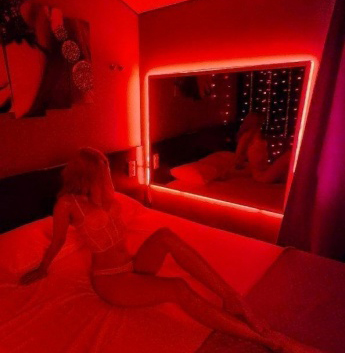 У меня множество возможностей, чтобы сделать твой вечер незабываемым! 💋 Моя особенность - максимум удовольствия и полное расслабление. Я умею слушать и заботиться о твоих желаниях. Мои услуги включают классический секс, оральный секс, массаж и многое другое. 😍 Я горжусь положительными отзывами от предыдущих клиентов, которые отмечают мою чувственность и профессионализм. 🌟 Приглашай меня в уютную гостиничную комнату или я могу приехать к тебе. Посмотри мои фотографии, чтобы увидеть, насколько я прекрасна. Я жду твоего звонка, чтобы воплотить в жизнь твои самые сокровенные фантазии. 😉 Елена